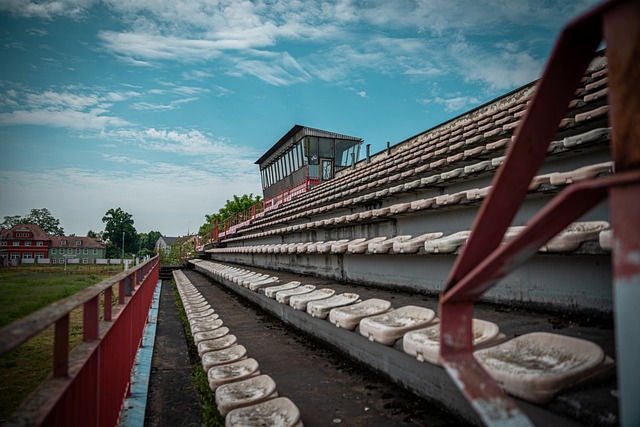 曼联考虑签下巴莱巴，期待填补中场空缺，暂无戈麦斯交易计划。